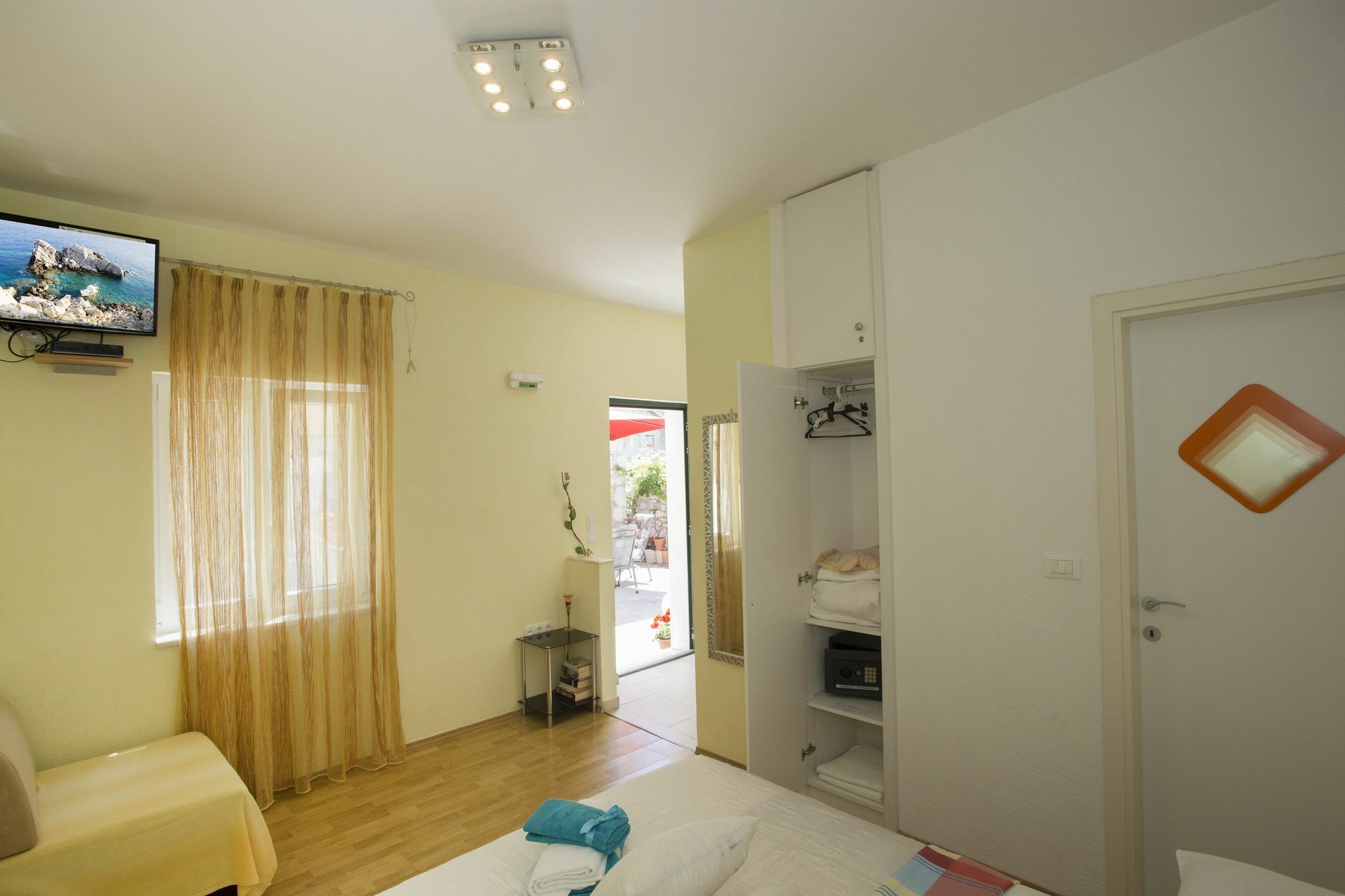 Apartment Central Old Town With Private Indoor Garage Parking Split Buitenkant foto